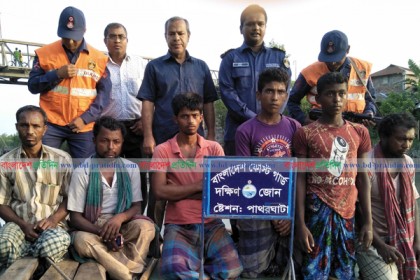 পাথরঘাটায় ১০ লাখ চিংড়ি রেণু জব্দ, ৪ জেলেকে জরিমানা