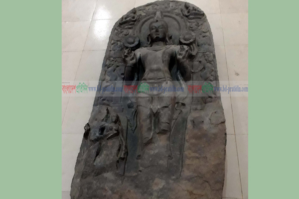 ময়নামতি জাদুঘরে ১১ শতক পূর্বের কষ্টি পাথরের মূর্তি 