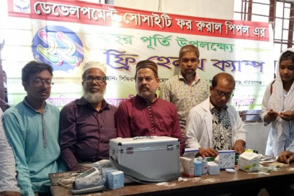 সিদ্ধিরগঞ্জে স্কুল শিক্ষার্থীদের ফ্রী চিকিৎসা সেবা প্রদান 