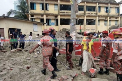 পাবনায় বিদ্যালয়ের দেয়াল ধসে ৪ শিক্ষার্থী আহত