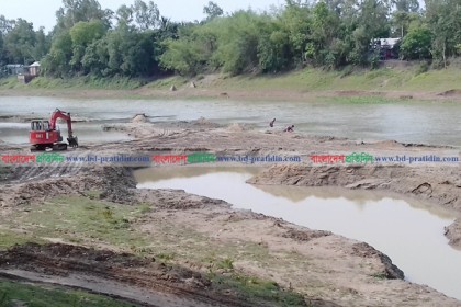 আত্রাই নদীতে অবৈধভাবে বালু উত্তোলন কাউন্সিলরের