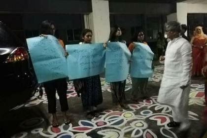 প্রতিবাদের যে ছবি এখন ভাইরাল