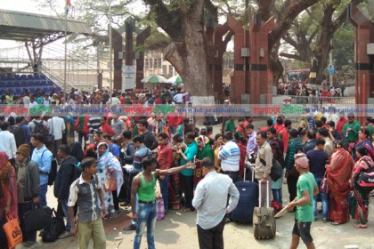 পেট্রাপোল ইমিগ্রেশন কাস্টমসের অব্যবস্থাপনায় ভারত যাত্রায় দুর্ভোগ