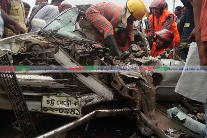 ভালুকায় সড়ক দুর্ঘটনায় পিতা নিহত, ৩ ছেলে আহত