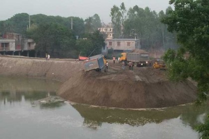 মির্জাপুরে পুকুর ভরাটের অভিযোগ

