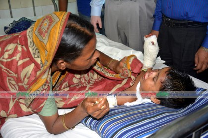 বগুড়ায় ট্রাকের ধাক্কায় হাত হারানো সুমি এখন শঙ্কামুক্ত