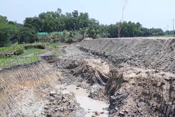 কালীগঞ্জে জমি দখল করে ইউপি মেম্বারের জোরপূর্বক রাস্তা নির্মাণ

