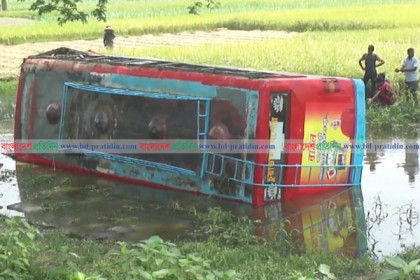 ঝিনাইদহে পৃথক সড়ক দুর্ঘটনায় নারীর মৃত্যু, আহত ১৫