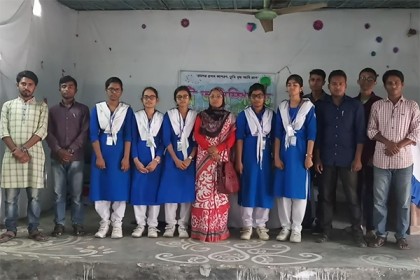 নেত্রকোনায় ট্রি অলিম্পিয়াডে ৫ ছাত্রীকে গ্রিনকার্ড