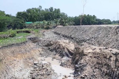 কালীগঞ্জে জমি দখল করে ইউপি মেম্বারের জোরপূর্বক রাস্তা নির্মাণ

