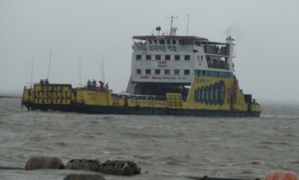 পাটুরিয়া-দৌলতদিয়া নৌরুটে ফেরি চলাচল বন্ধ