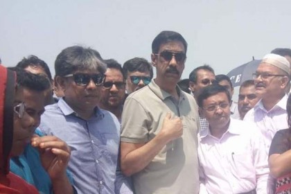জলাবদ্ধতা দূর করতে দুই ওসমান রাস্তায়

