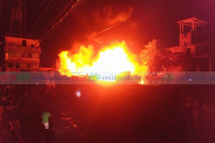 পাথরঘাটায় আগুনে পুড়ে ছাই ১১ দোকান