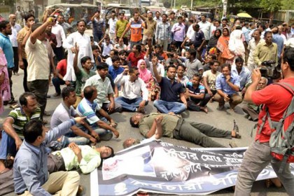 খুনি গ্রেফতারের দাবিতে রুয়েট কর্মচারীদের বিক্ষোভ

