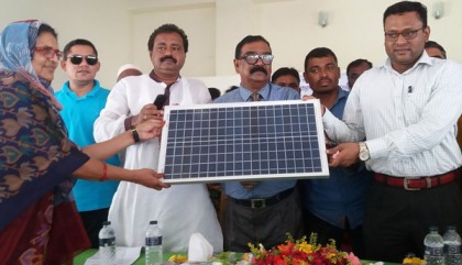 সিরাজগঞ্জের তাড়াশে ১৩৭টি বিদ্যালয়ে সোলার প্যানেল বিতরণ