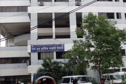মা-ছেলের পর এবার না ফেরার দেশে বাবা