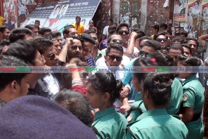 পুলিশি বাধায় বরিশালে ছাত্রদলের বিক্ষোভ মিছিল পণ্ড
