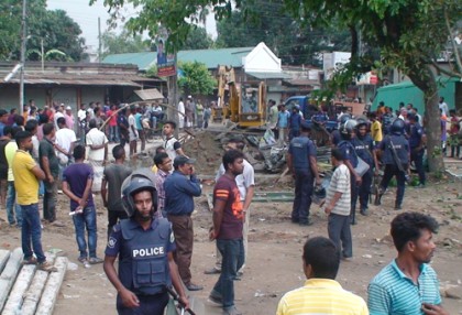 সিরাজগঞ্জে অবৈধ স্থাপনা উচ্ছেদ, পুলিশ-শ্রমিক সংঘর্ষে আহত ১০