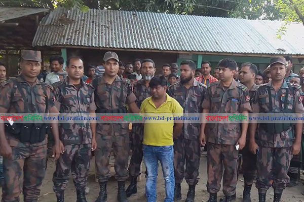 চুয়াডাঙ্গায় ৭ স্বর্ণের বারসহ এক চোরাকারবারী আটক