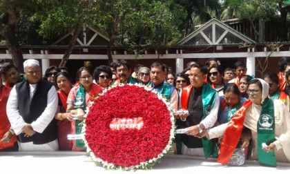 টুঙ্গিপাড়ায় জাতির পিতার সমাধিতে বঙ্গবন্ধু সাংস্কৃতিক জোটের শ্রদ্ধা