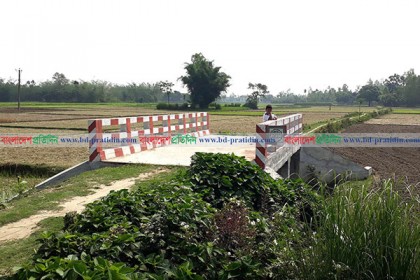 রাস্তার খবর নেই, ব্রিজ প্রস্তুত!