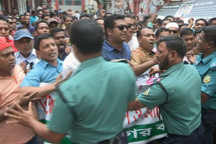 বরিশালে পুলিশের বাধায় যুবদলের বিক্ষোভ মিছিল পণ্ড 