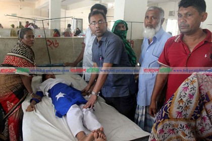 পিরোজপুরে হিস্টেরিয়ায় আক্রান্ত হয়ে ১০ ছাত্রী হাসপাতালে