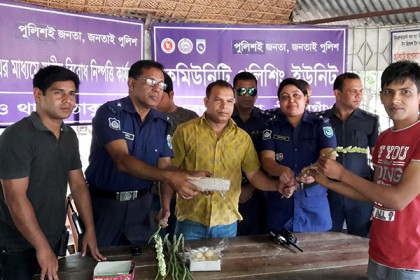 ঠাকুরগাঁওয়ে নবীন কনস্টেবলদের ফুল দিয়ে বরণ 