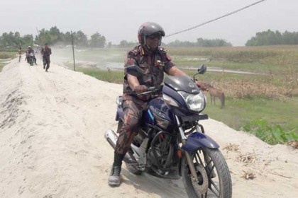 মোটরসাইকেল চালিয়ে ক্যাম্প পরিদর্শনে বিজিবি মহাপরিচালক
