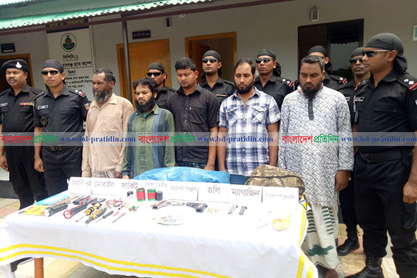 চাঁপাইনবাবগঞ্জে বোমা তৈরির সরঞ্জামসহ ৫ জেএমবি সদস্য আটক