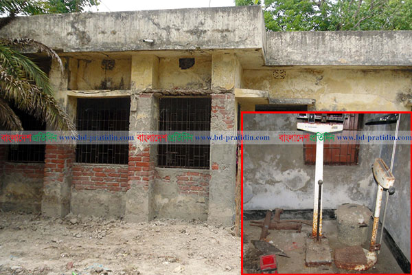 ভাঙা টেবিল-চেয়ারই ভরসা ইউনিয়ন স্বাস্থ্যকেন্দ্রের