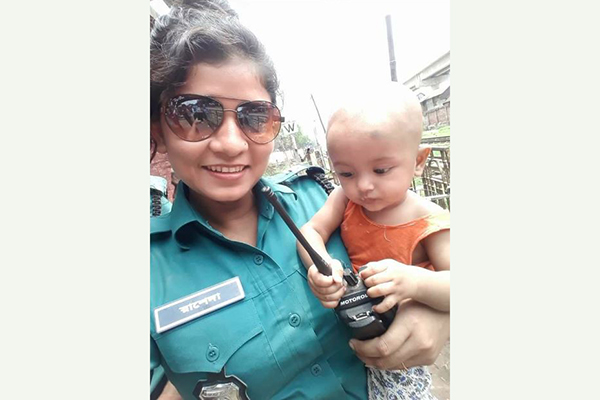 ট্রেনের নিচে ঝাঁপ দিতে যাওয়া মা-শিশুকে বাঁচালেন পুলিশ কর্মকর্তা