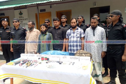 চাঁপাইনবাবগঞ্জে বোমা তৈরির সরঞ্জামসহ ৫ জেএমবি সদস্য আটক