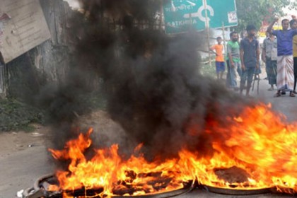খুলনায় পাটকল শ্রমিকদের রাজপথ-রেলপথ অবরোধ