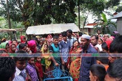 পা ছাড়াই বাড়ি ফিরল প্রাণহীন রোজিনা!