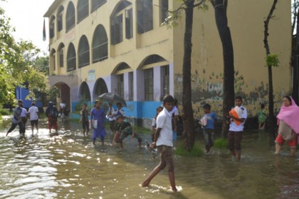 জলাবদ্ধতার কারণে মুন্সীগঞ্জে শিক্ষা কার্যক্রম ব্যাহত

