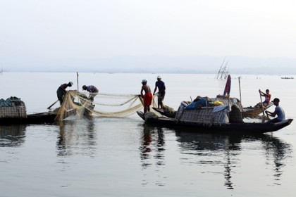 মধ্য রাতে কাপ্তাই হ্রদে মাছধরার ওপর নিষেধাজ্ঞা