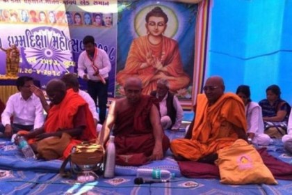 হিন্দুত্ব ছেড়ে বৌদ্ধ হলেন তিন শতাধিক দলিত!