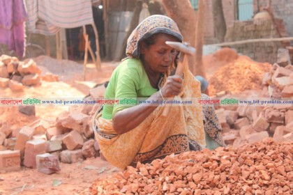 মজুরি বৈষম্যের শিকার নারী শ্রমিকরা 

