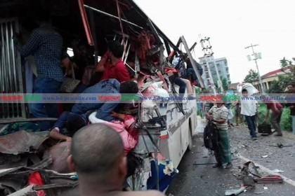 ভালুকায় বাস-ট্রাকের মুখোমুখি সংঘর্ষে নিহত ৩