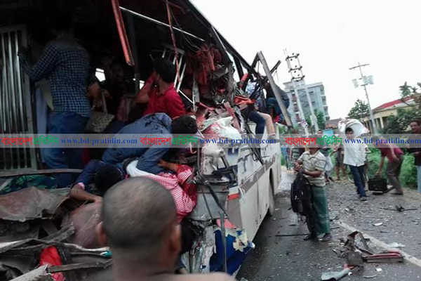 ভালুকায় বাস-ট্রাকের মুখোমুখি সংঘর্ষে নিহত ৩