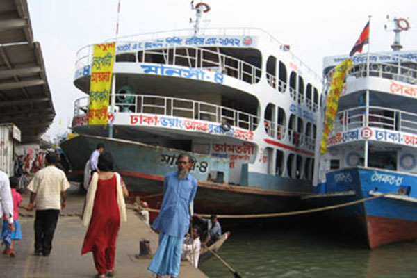 বৈরী আবহাওয়ায় সদরঘাট থেকে নৌযান চলাচল বন্ধ