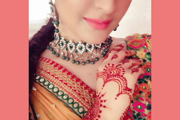 কার জন্য হাত রাঙালেন পরী?