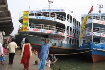 বৈরী আবহাওয়ায় সদরঘাট থেকে নৌযান চলাচল বন্ধ