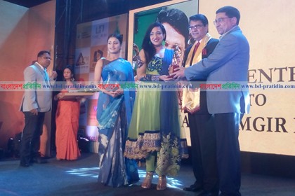 কলকাতায় 'নায়করাজ রাজ্জাক' অ্যাওয়ার্ড পেলেন আলমগীর
