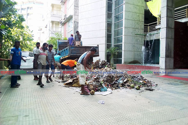 ভ্যাট না দেওয়ায় হোটেলের সামনে ময়লা 