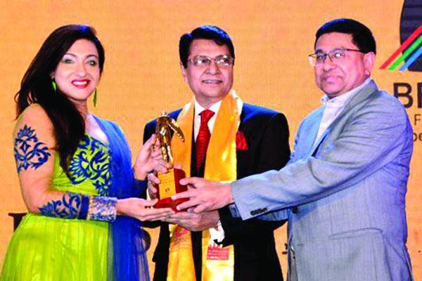 ‘নায়করাজ রাজ্জাক’ অ্যাওয়ার্ড পেলেন আলমগীর