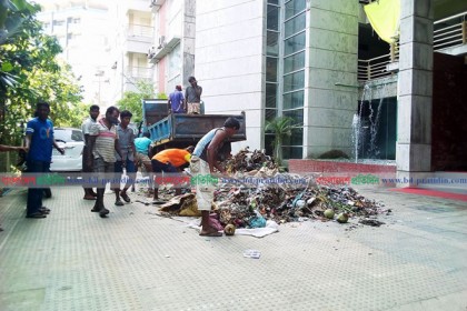 ভ্যাট না দেওয়ায় হোটেলের সামনে ময়লা 