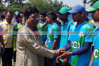 কলারোয়ায় বিসিবির ক্রিকেট প্রশিক্ষণ ক্যাম্পের উদ্বোধন
