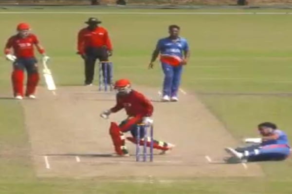 হাত থেকে ফস্কে গেল ব্যাট, অতঃপর.‌.‌.‌!
